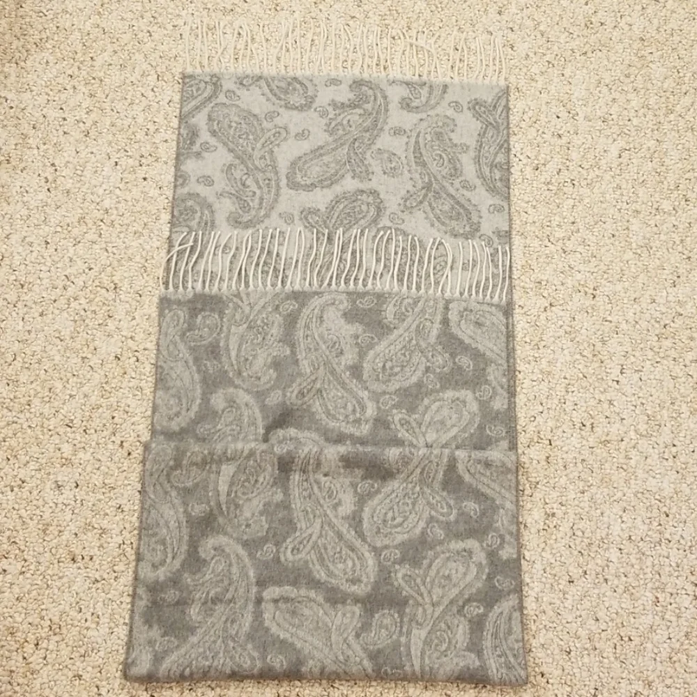 V. FRAAS Cashmink oversized Grey Printed Scarf
